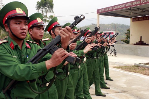 Trong những ngày này, Tiểu đoàn 1 (Trung đoàn 741, Bộ CHQS tỉnh Điện Biên) đang tất bật huấn luyện chuẩn cho cuộc diễu binh kỷ niệm 60 năm ngày Chiến thắng Điện Biên Phủ lịch sử vào đầu tháng 5/2014. Trong ảnh là các chiến sĩ khám súng, một trong những động tác không thể thiếu trước khi bước vào tập luyện điều lệnh đội ngũ có súng của các chiến sĩ.